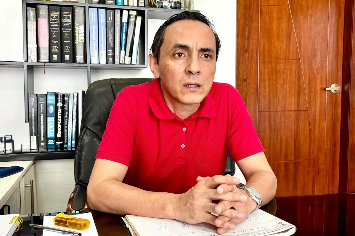 El doctor Francisco Moncayo, cirujano plástico certificado, promueve una cultura de responsabilidad médica en Santo Domingo.