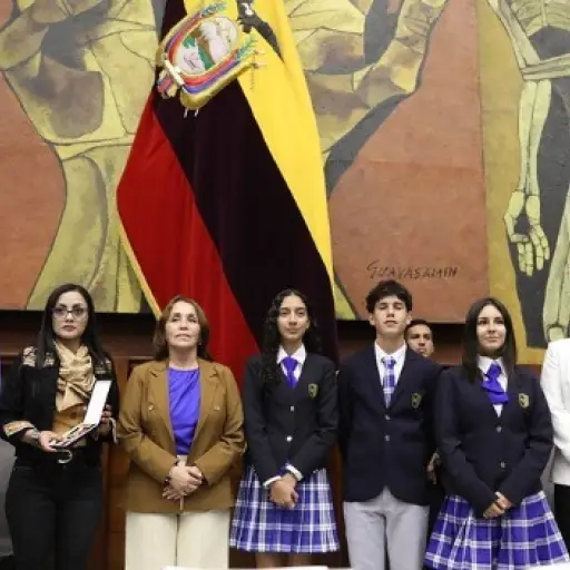 Unidad Educativa Raffaello Santi recibe condecoración Vicente Rocafuerte de la Asamblea Nacional