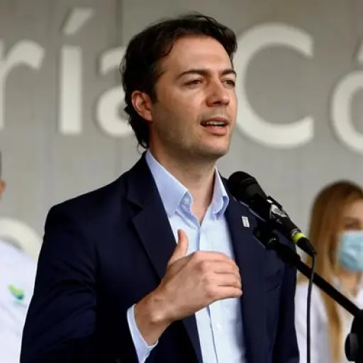 Alcalde de Medellín pide expulsión de holandés por pasear a mujer sin ropa