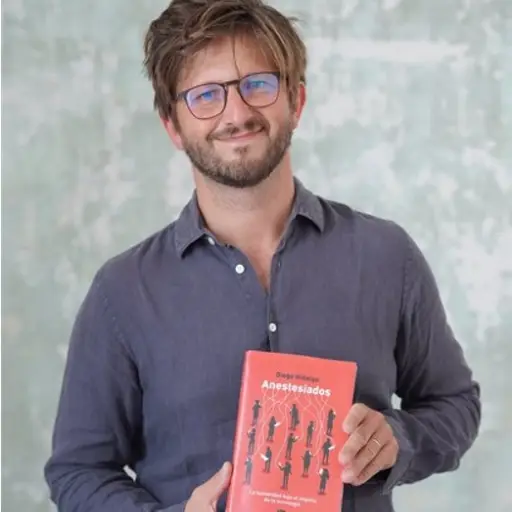 “Anestesiados”, el libro que invita a usar “el botón off” de nuestros celulares