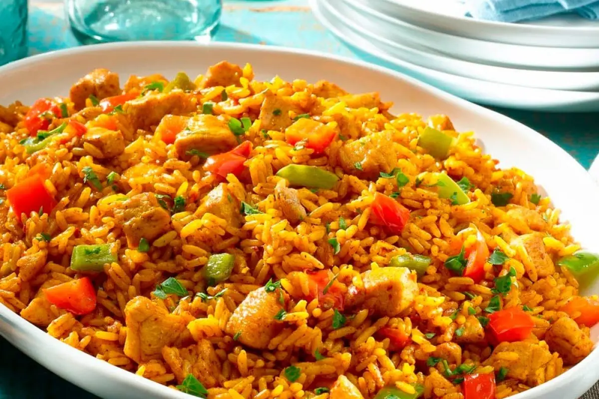 Así se prepara el arroz colorado de pollo que todos aman en Ecuador