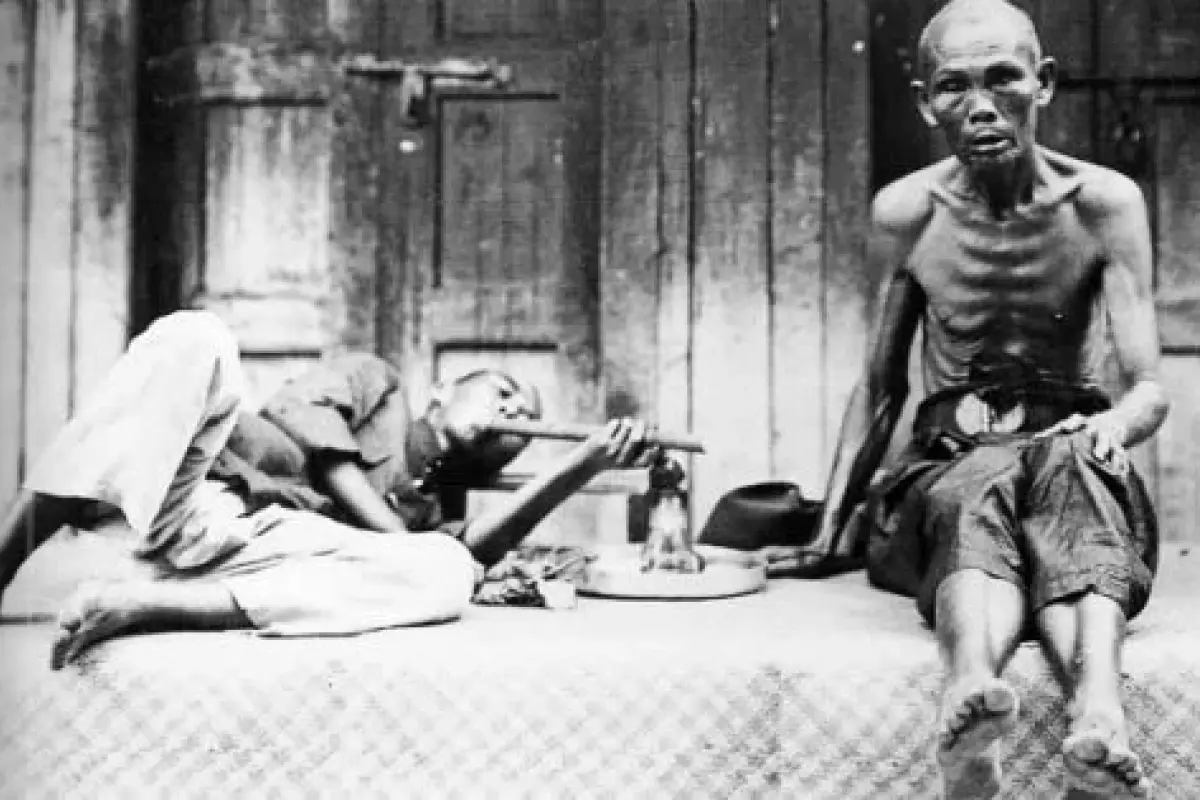 China había prohibido el opio, pero los británicos no estaban dispuestos a obedecer. Crearon redes clandestinas, corrompieron funcionarios y protegieron a los traficantes con sus propios cañones.
