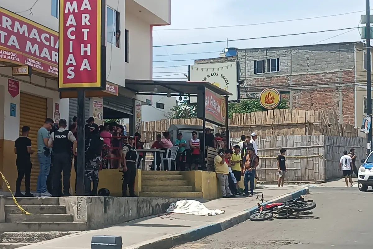 Sicarios en un carro persiguen y matan a motociclista en plena calle de Manta