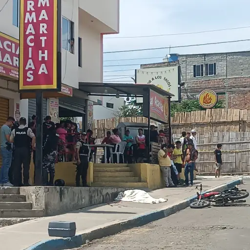 Sicarios en un carro persiguen y matan a tiros a un motociclista en plena calle de Manta