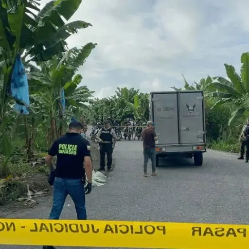 Agricultor es hallado sin vida en la vía bajo hojas de banano, en Santa Rosa