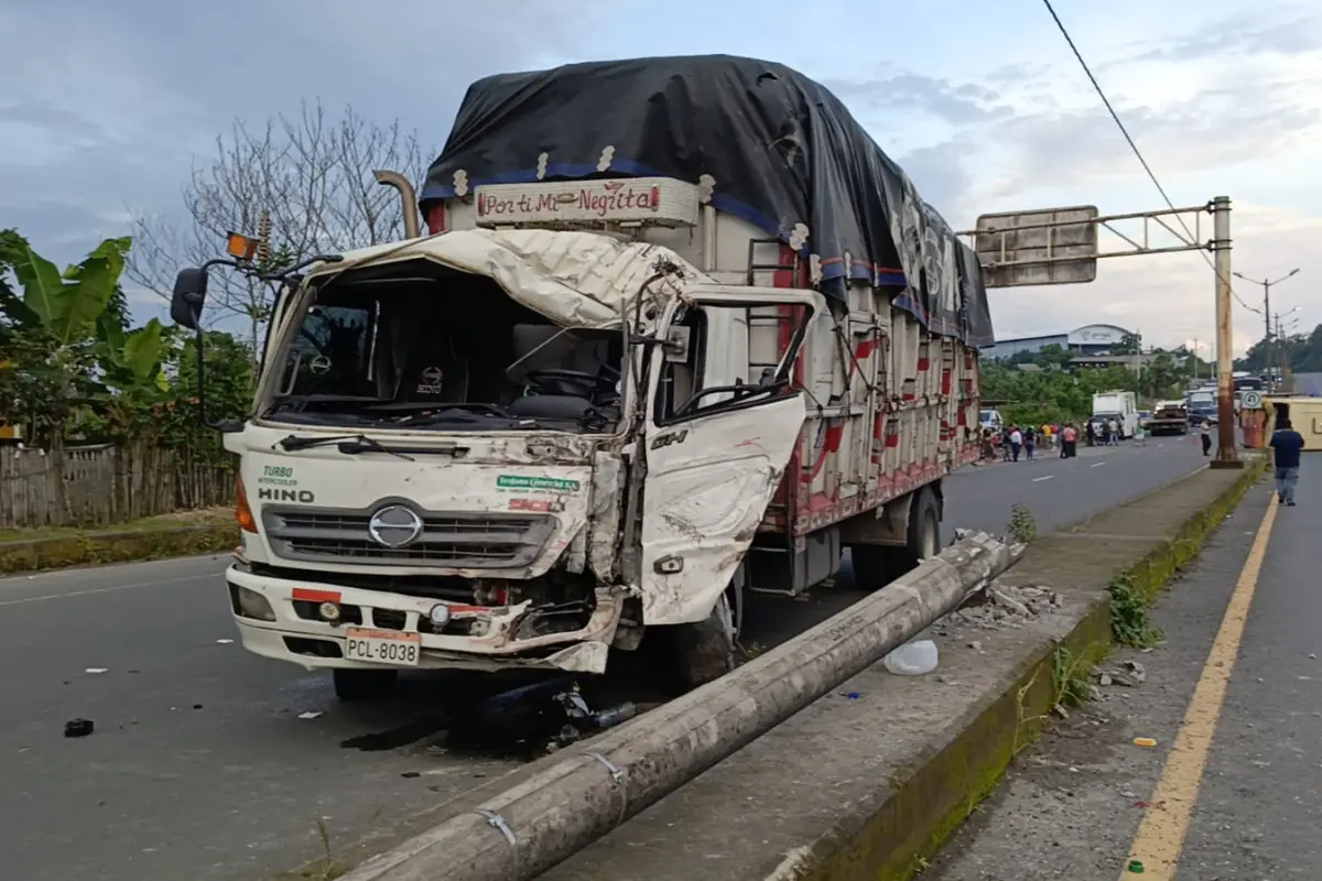 Choques frecuentes y sin respuestas La comunidad de El Carmen, ubicada en la provincia de Manabí, vive una constante preocupación por los accidentes viales que se registran, casi a diario, en el paso lateral, especialmente en los kilómetros 4, 6 y 7. El ú
