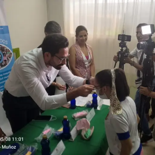 Fundaciones Vosh, San Jorge y la UTM entregan 10 pares de lentes a niños vulnerables