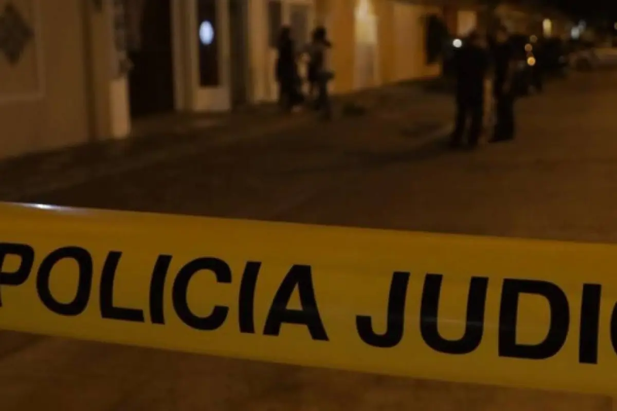 Un hombre y su mujer, quien está embarazada lograron escapar de tres asaltantes quienes estaban encapuchados y armados.
