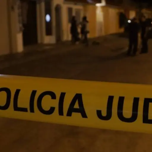 Una mujer embarazada y su esposo realizaron una maniobra en su vehículo y huyeron de varios asaltantes