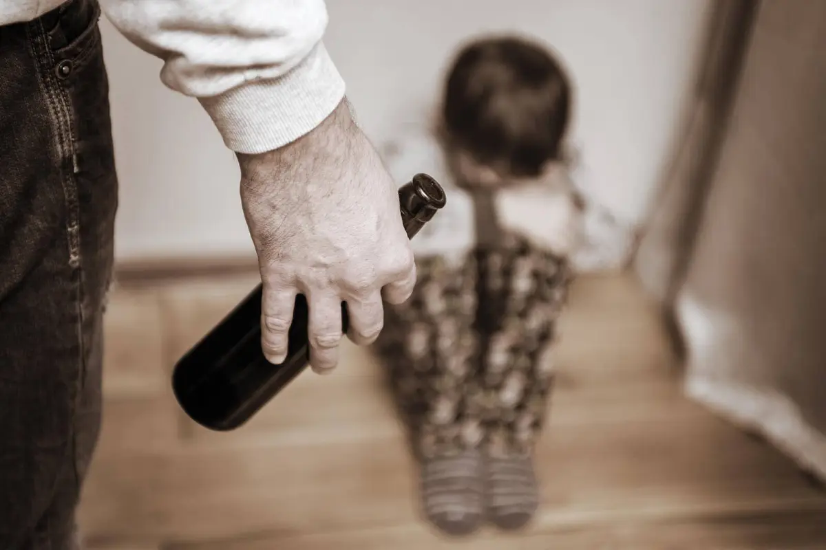 ¿Beber delante de tus hijos? Esto podría influir más de lo que crees, advierten expertos