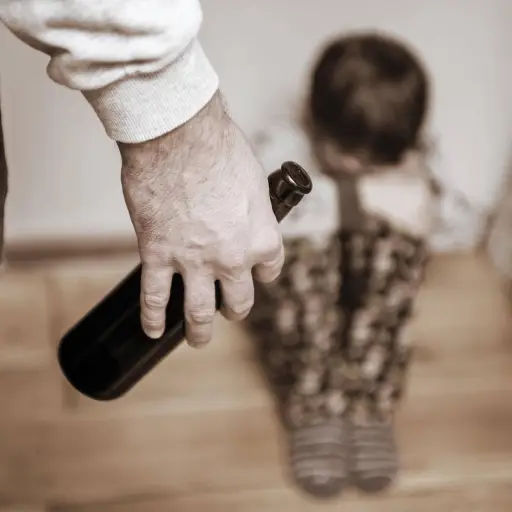 Advierten que el consumo de alcohol de los padres influye directamente en sus hijos