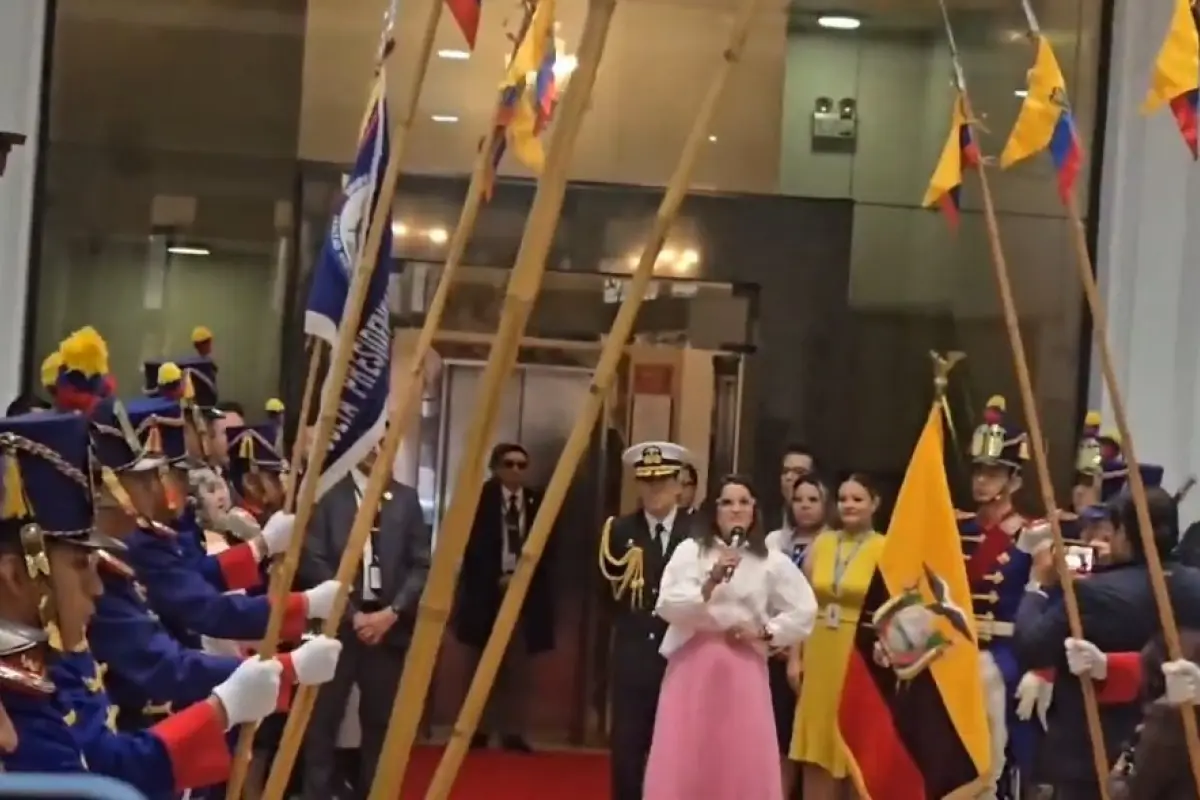María José Pinto fue recibida con honores por los Granaderos de Tarqui