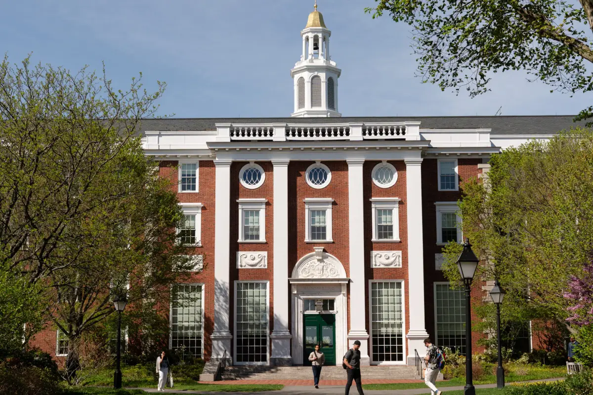 La universidad Harvard, fundada en 1636, es considerada una de las instituciones educativas más prestigiosas del mundo.