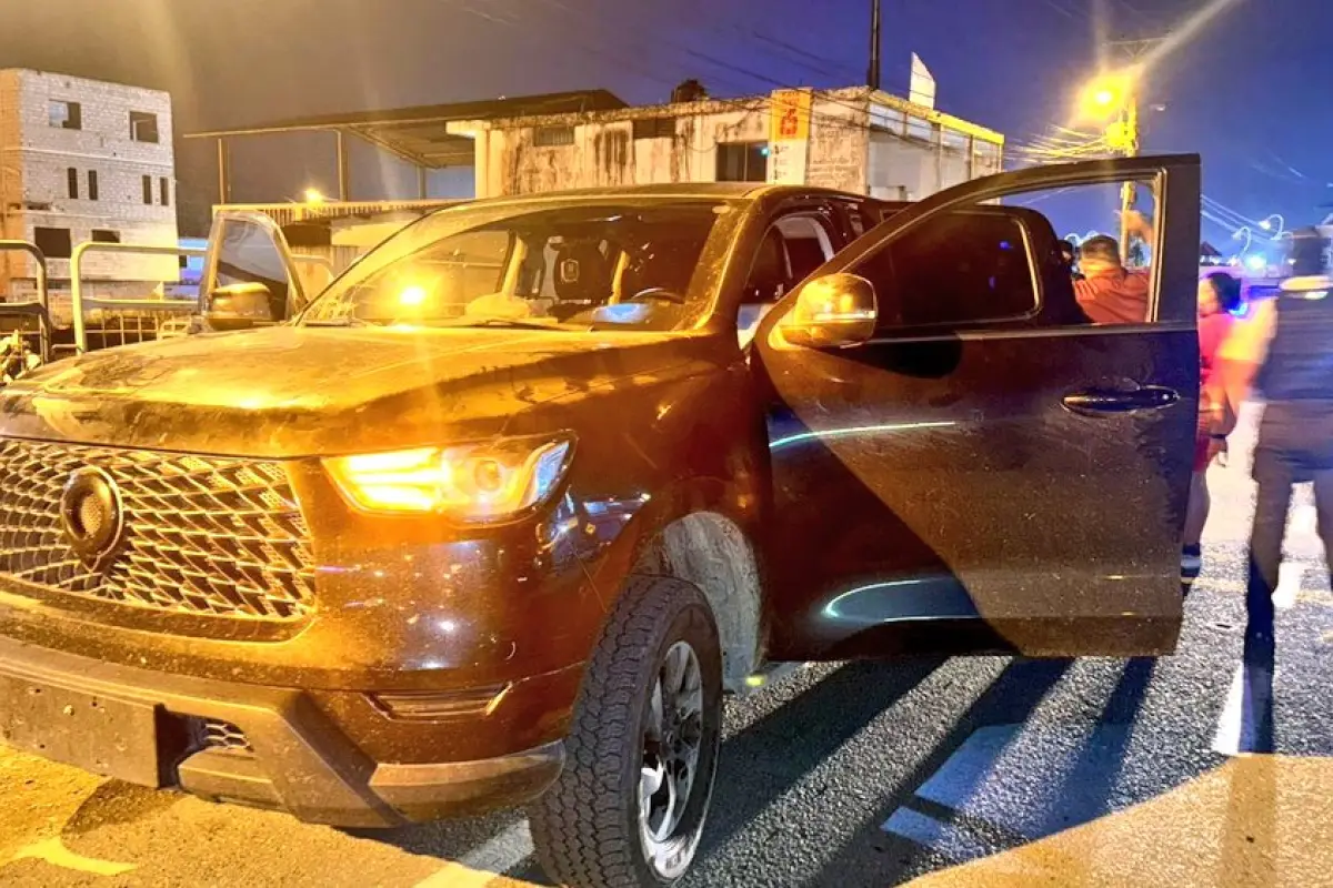 La camioneta donde andaban los dos detenidos tras una persecución policial.