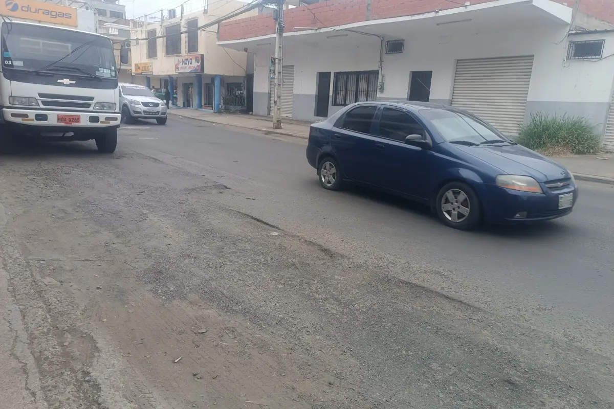 Ciudadanos exigen la reparación de la deteriorada calle 14, mientras del Municipio de Manta, prometen intervención en tres meses.