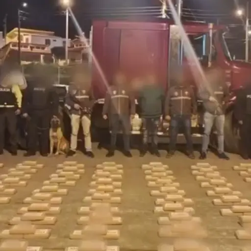 Operativo en Tulcán permite el decomiso de 301 kilos de cocaína ocultos en la cabina de un tráiler