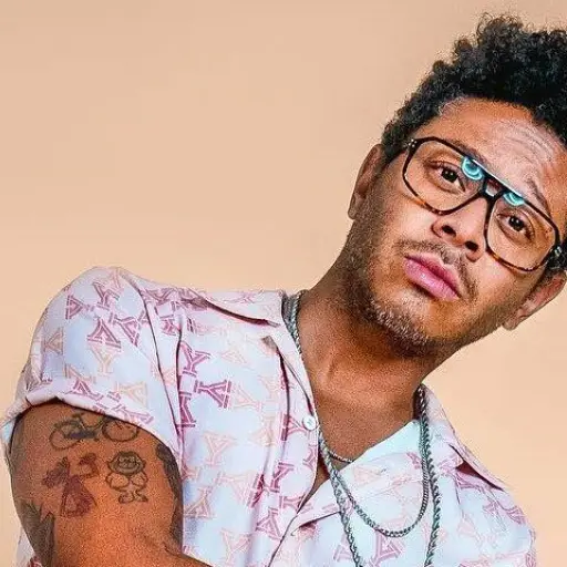 Kalimba, conocido por su voz única, nunca soñó con ser cantante; su pasión inicial era el fútbol
