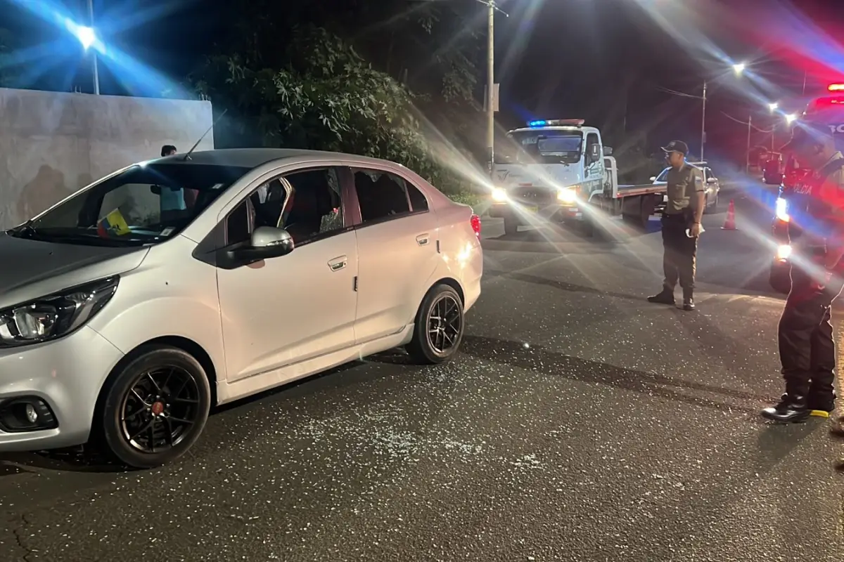 El conductor de un auto color gris resultó gravemente herido tras un ataque a balazos la noche de este martes 27 de mayo.