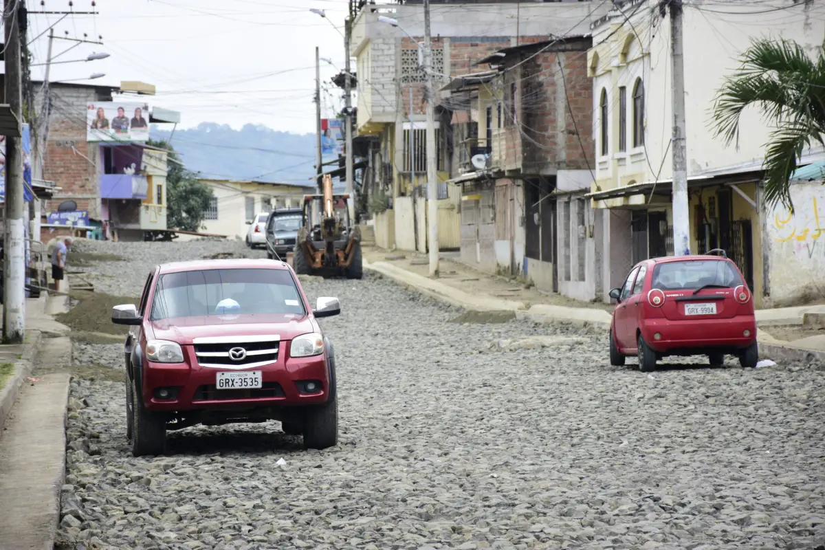 LMM, Los trabajos en la calle Vicente Macías iniciaron en enero y avanzan lentos, según habitantes de la zona.