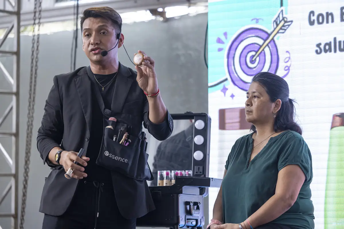 CARLA, Los talleres impulsan el emprendimiento femenino en Manta, promoviendo independencia económica.

