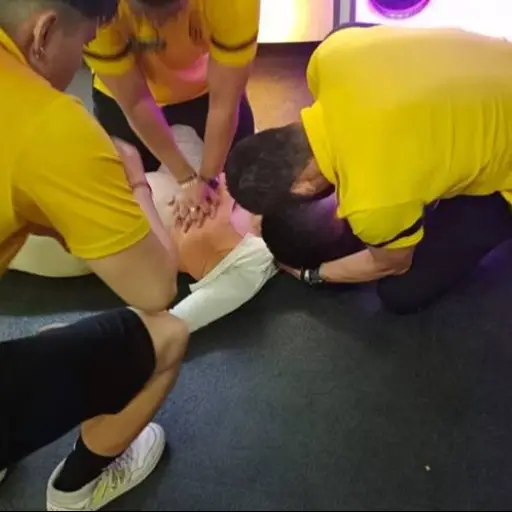 Mujer fallece mientras hacía ejercicio en gimnasio; ¿por qué trabajadores del lugar movieron el cuerpo?