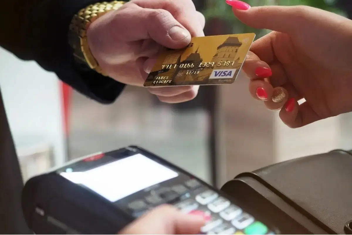 Los expertos recomiendan usar el crédito diferido solo para bienes de larga duración y planificar los gastos para no exceder el 30% del límite de crédito, evitando el sobreendeudamiento.