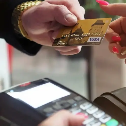 Ecuatorianos incrementan el uso de las tarjetas de crédito para compras diarias