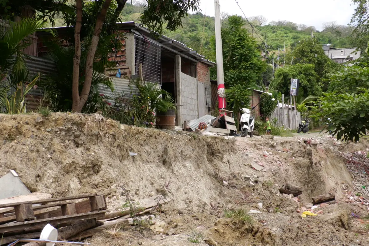 Familias de Libertad 2 en Portoviejo se resisten a evacuar pese al riesgo de deslizamiento