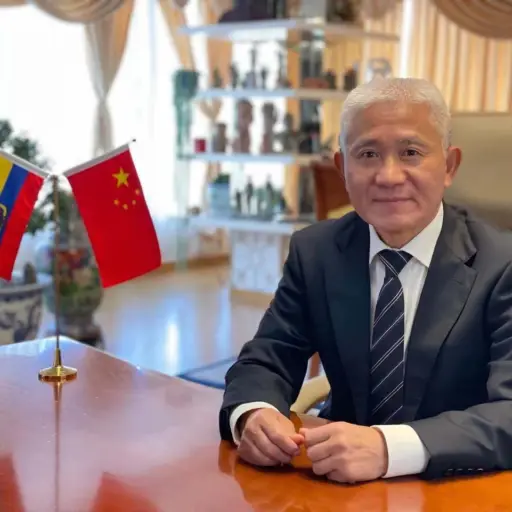Embajador Chen reafirma compromiso de China con energía limpia en Ecuador