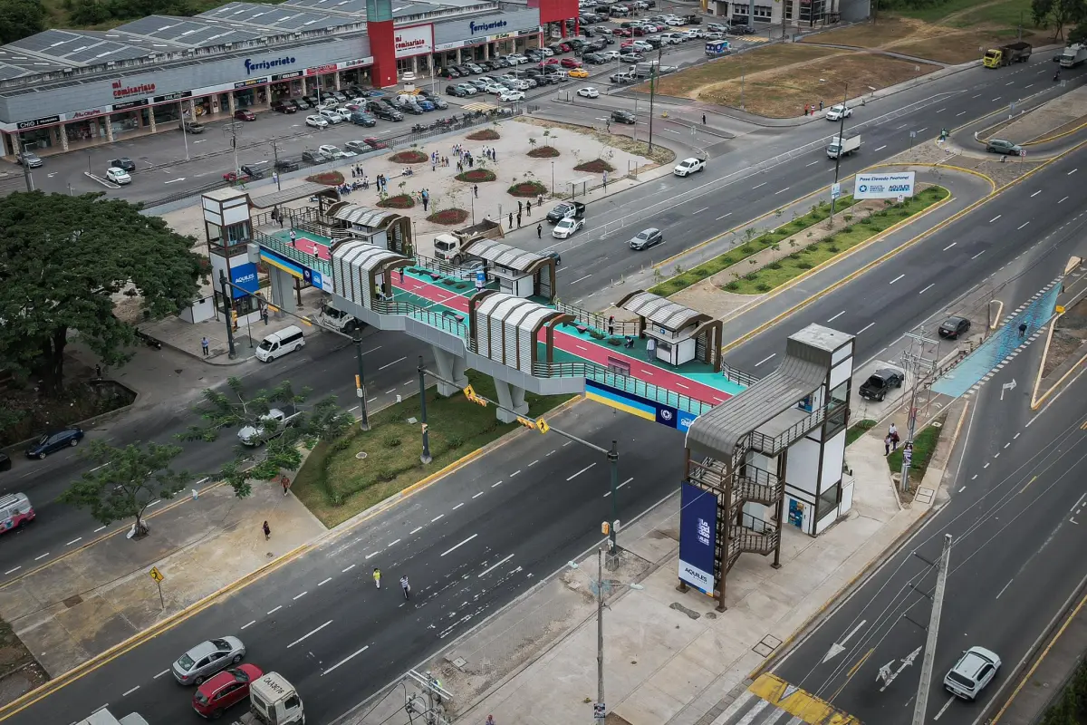 Se inauguran dos pasos peatonales en los kilómetros 11.8 y 14.2 de la Vía a la Costa.