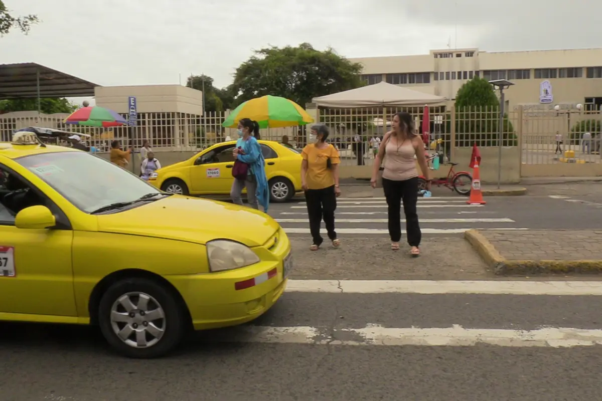 Falta de control vial pone en peligro a peatones en Hospital del Seguro, en Portoviejo