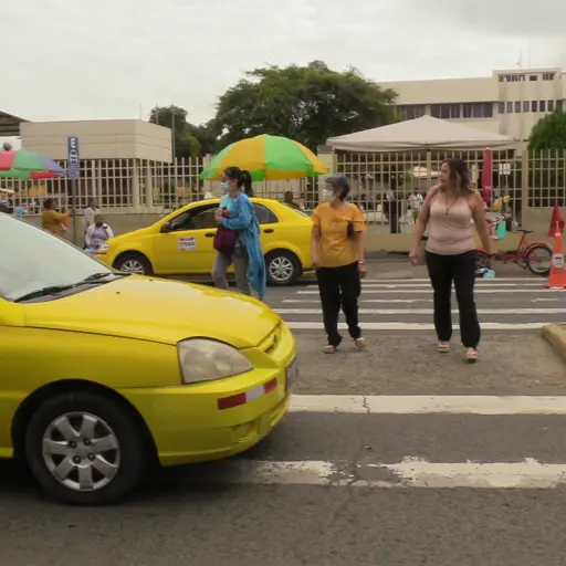 Falta de control vial pone en peligro a peatones en Hospital del Seguro, en Portoviejo
