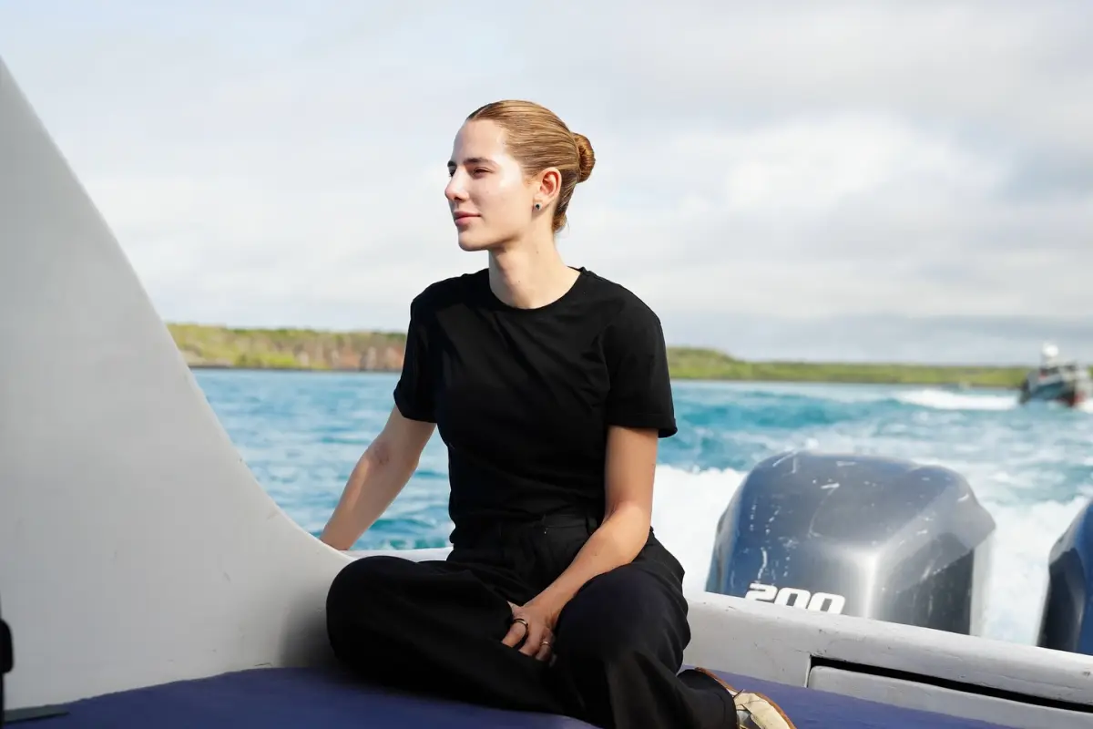 Lavinia Valbonesi esparce las cenizas de su padre en el mar de las Islas Galápagos