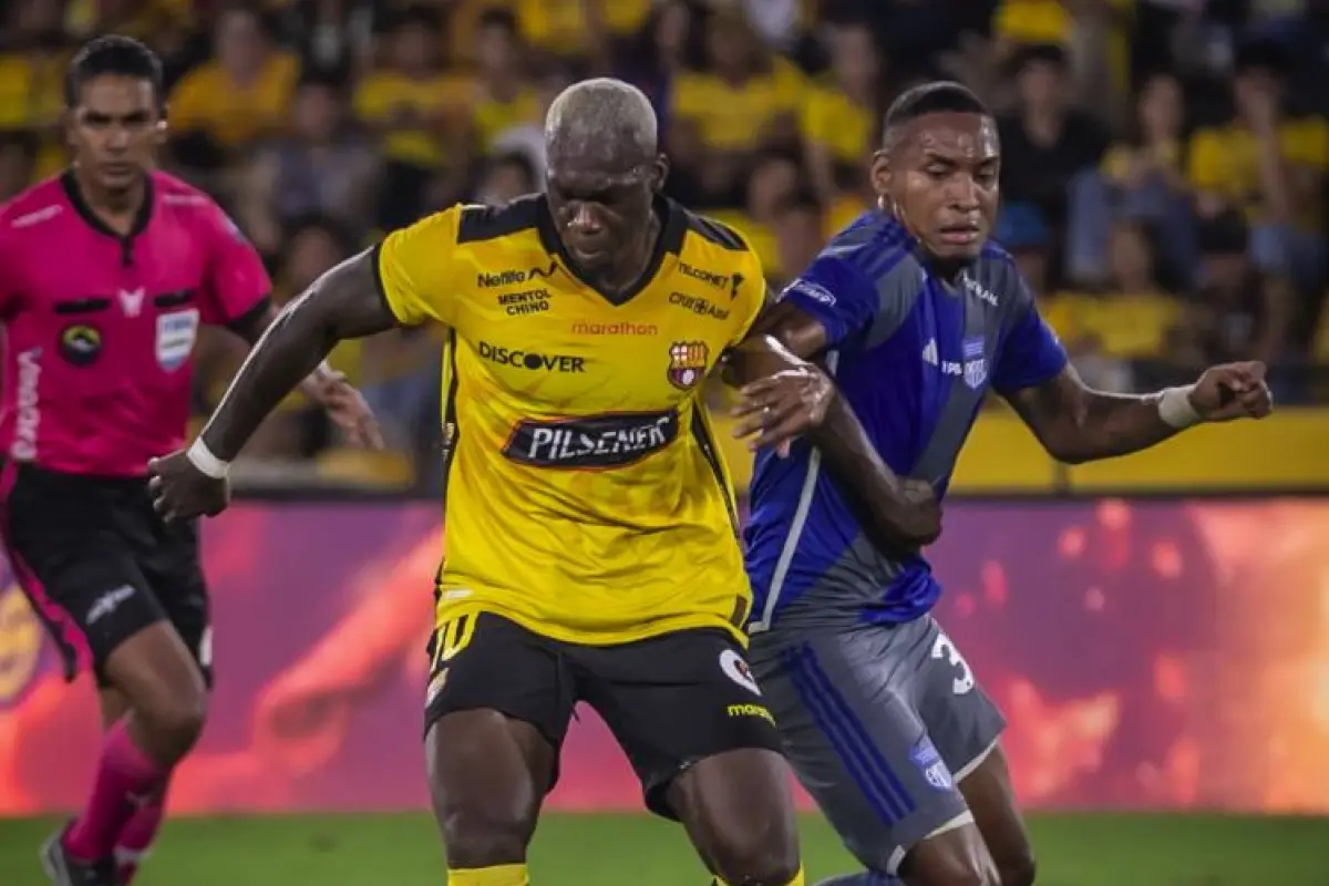 Felipe Caicedo en disputa del balón en el último Clásico del Astillero que ganó Barcelona SC 2-0 a Emelec.