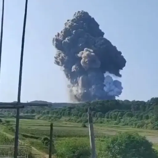 Tragedia en China: un fallecido y seis desaparecidos tras explosión en planta pirotécnica
