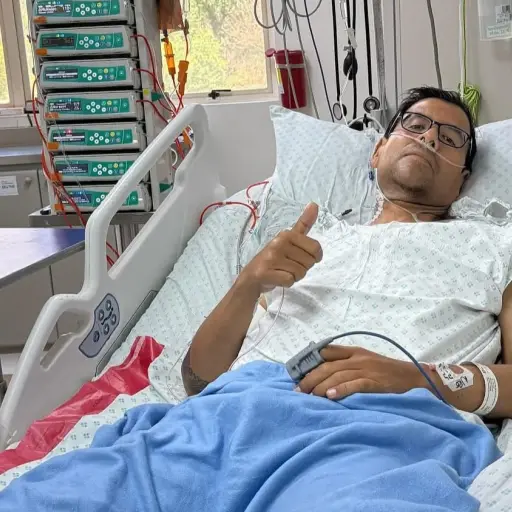 ¡Avance sorprendente! Concejal de Portoviejo supera grave infección en Medellín