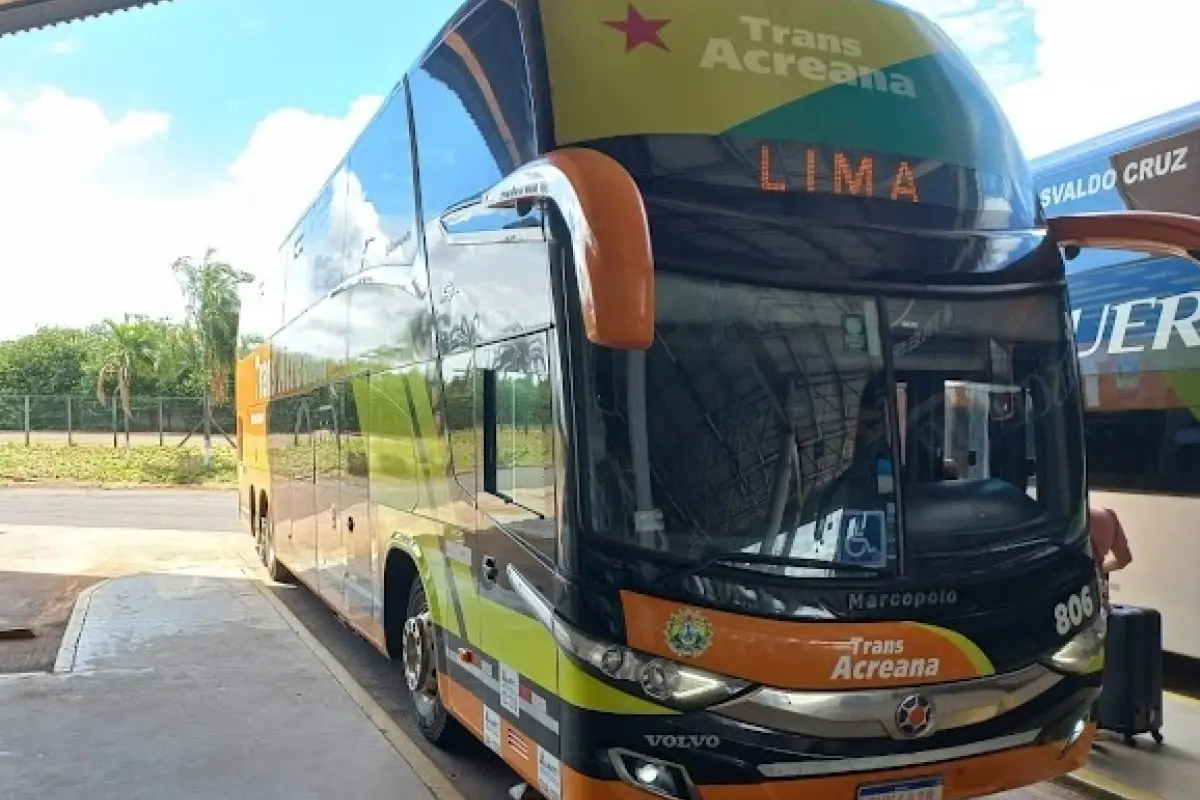 La empresa brasileña Trans Acreana opera el viaje en bus más largo del mundo, un recorrido de 6.035 kilómetros que une Lima, Perú, con Río de Janeiro, Brasil.