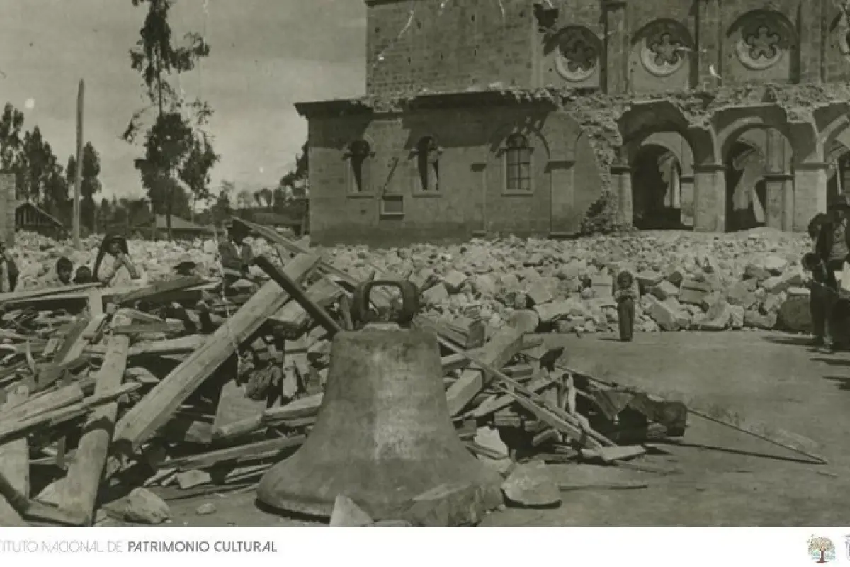 Escombros de la Iglesia de Santa Rosa, luego del terremoto de Ambato de 1949. Archivo Histórico del Guayas.