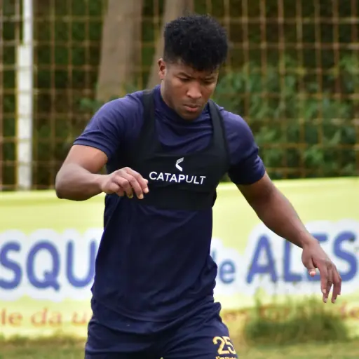 Delfín SC refuerza su zaga con el joven talento ecuatoriano Edilson Cabezas