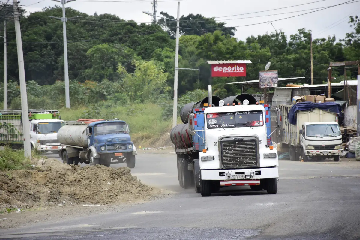 ¡Peligro en Portoviejo! Baches y montículos amenazan a conductores