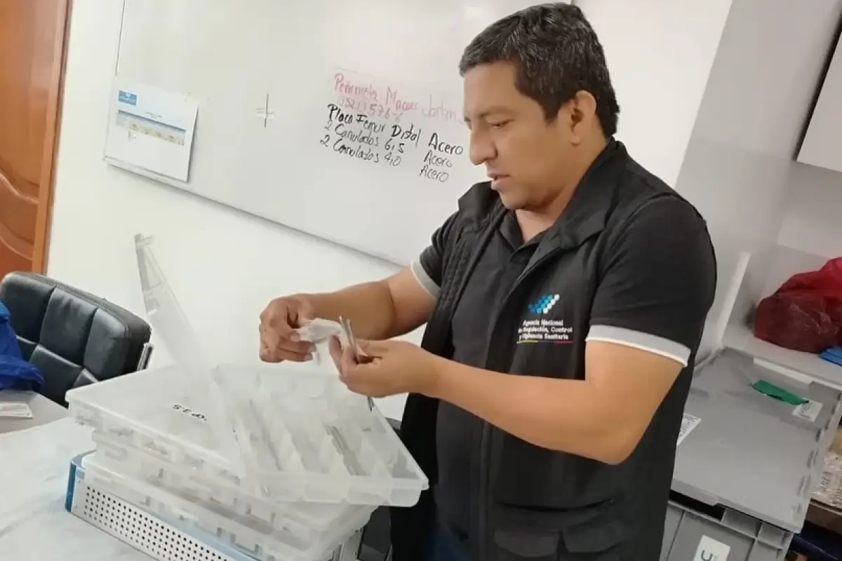Arcsa decomisó miles de equipos médicos sin registro sanitario en hospital privado de Santo Domingo de los Tsáchilas