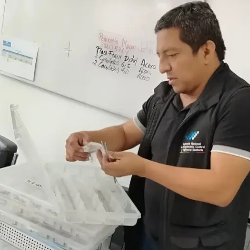Arcsa decomisó miles de equipos médicos sin registro sanitario en hospital privado de Santo Domingo de los Tsáchilas