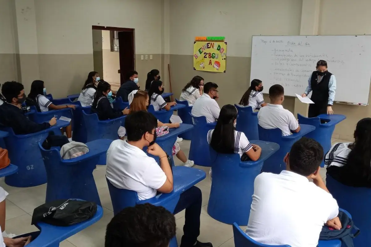 El Ministerio de Educación ha trasladado a 25 docentes de la Zona 8 tras recibir amenazas. (API).