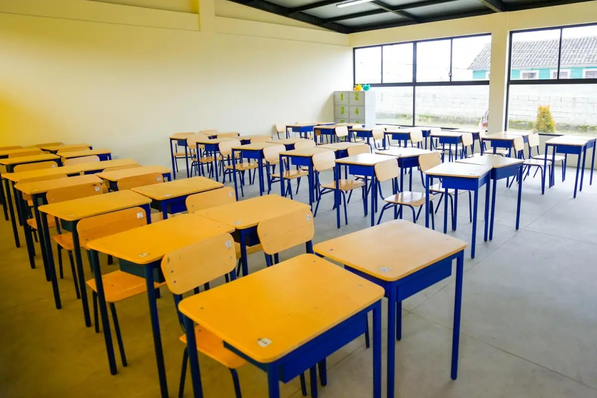 colegios, En barrios violentos de Guayaquil, se coordinan operativos con Policía y Fuerzas Armadas para resguardar a estudiantes y docentes en zonas críticas.

