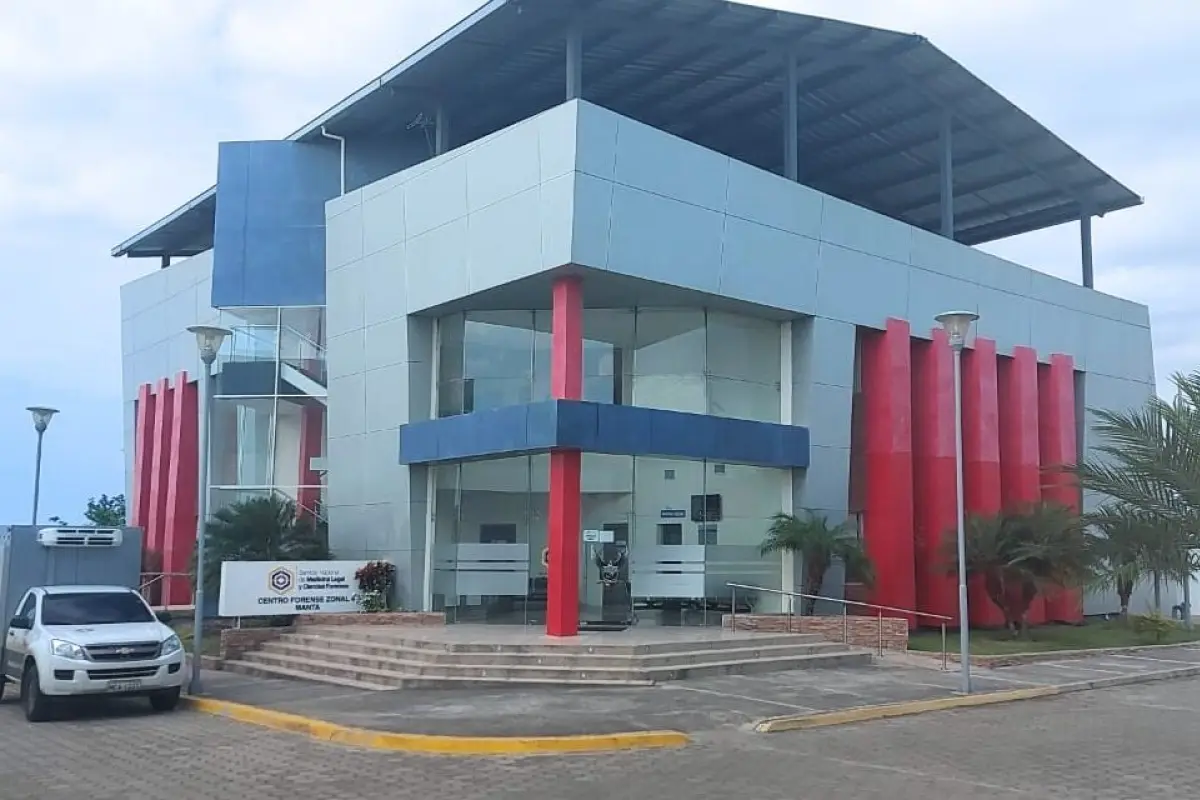 Los restos hallados en San Plácido reposan en el centro forense de Manta a la espera de su identificación.