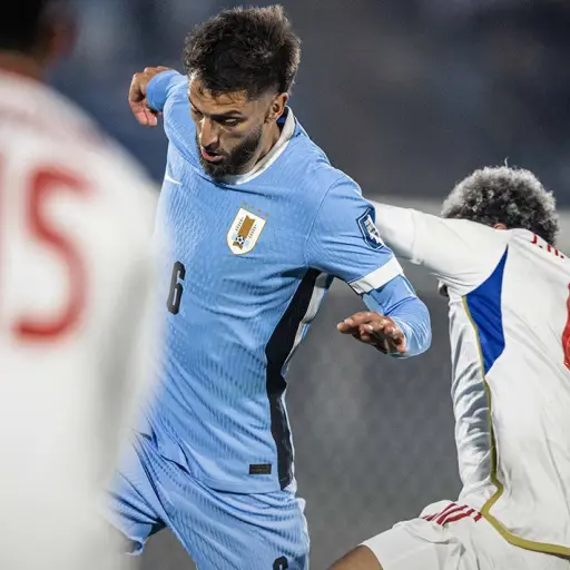 Uruguay de Marcelo Bielsa derrotó 2-0 a Venezuela y se acerca al Mundial 2026