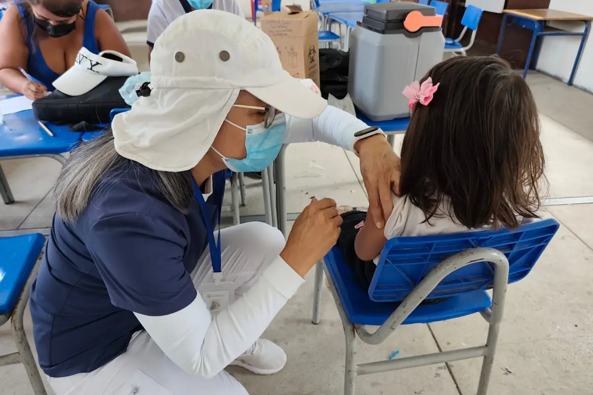 El MSP prioriza a niños en sus primeros meses de vida, aplicando dosis para prevenir la tosferina a los 2, 4, 6, 18 meses y 5 años.