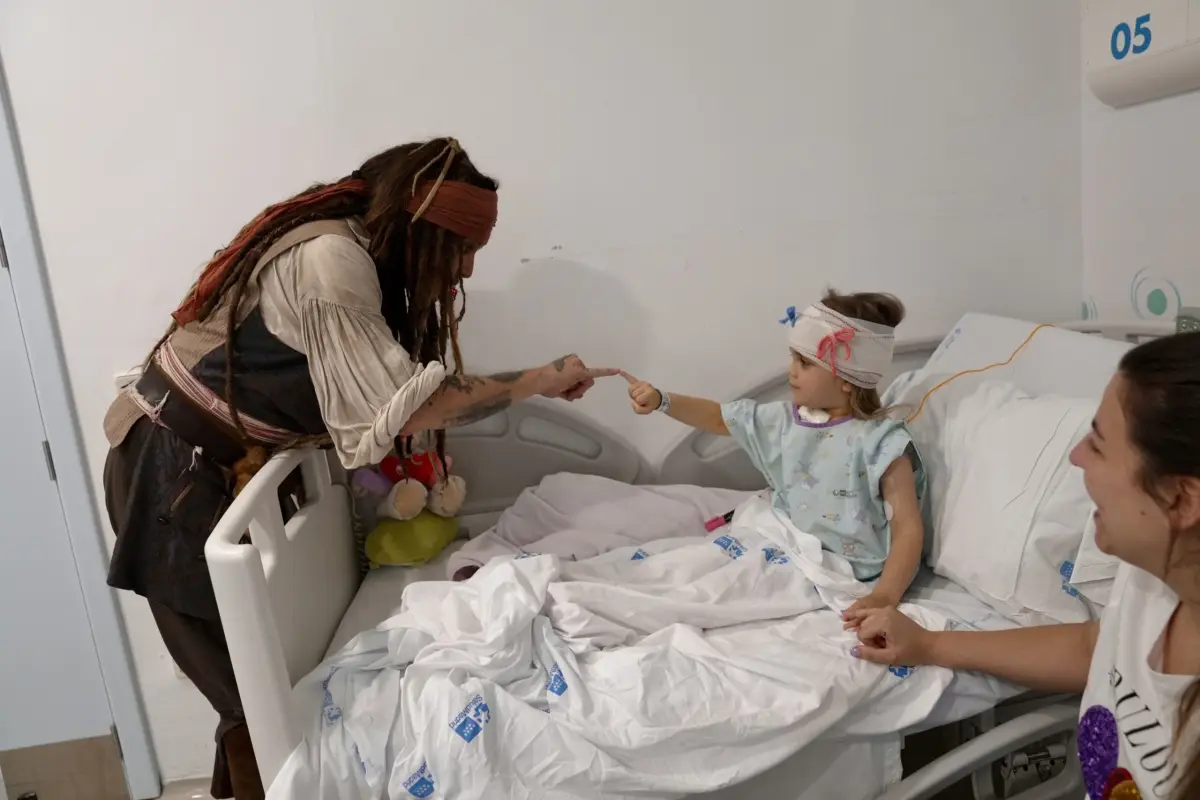 El actor Johnny Depp sorprende a los pacientes oncológicos del Niño Jesús con una visita del auténtico Jack Sparrow

REMITIDA / HANDOUT por COMUNIDAD DE MADRID.
