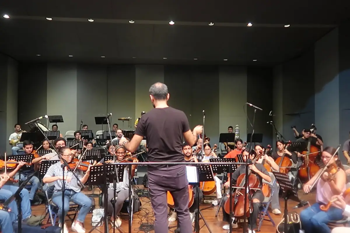 La Orquesta Filarmónica Municipal de Guayaquil y la banda Droz presentan una versión sinfónica de “Sangre de Campeón”.