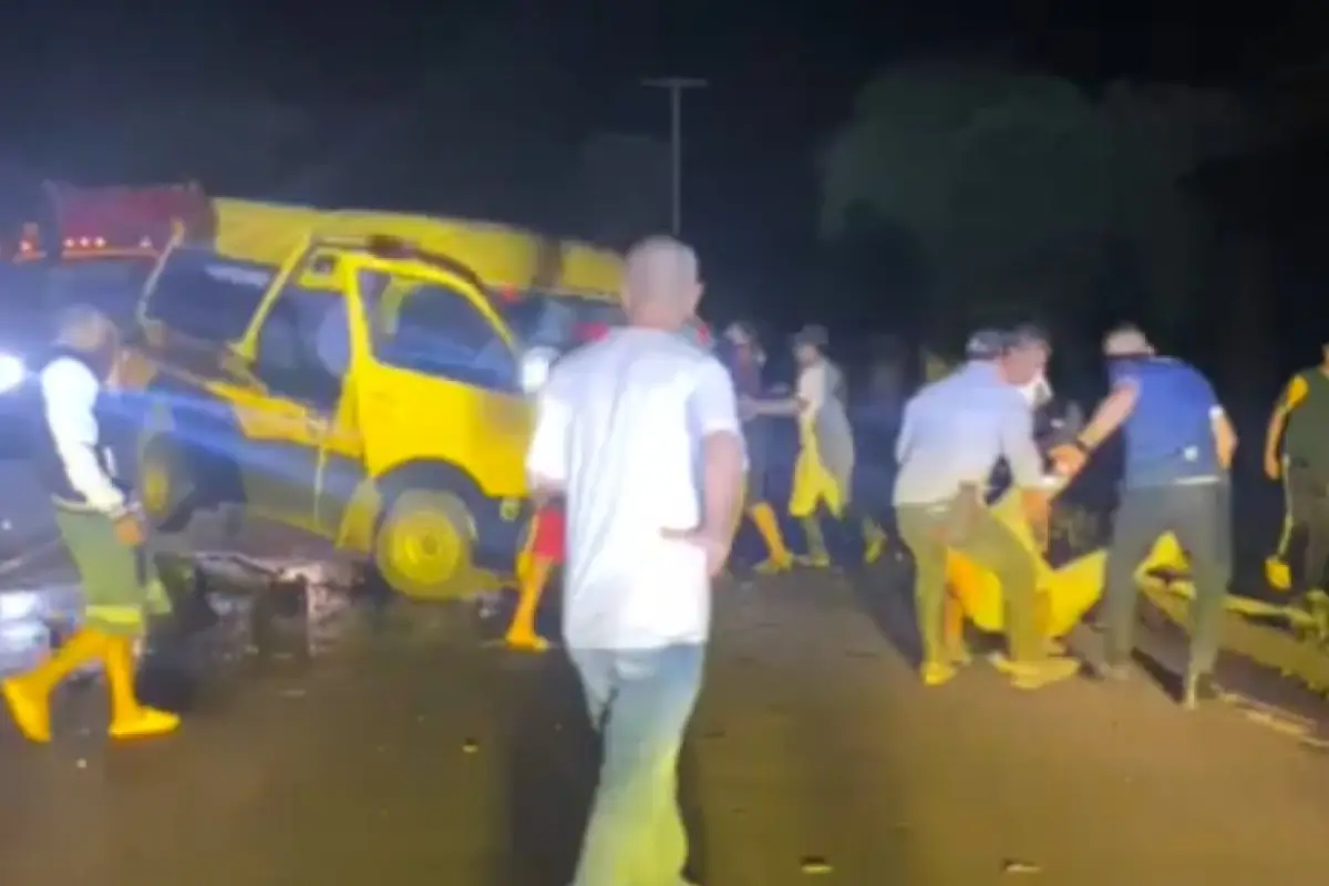 El choque frontal entre una furgoneta y una camioneta doble cabina dejó un saldo de cinco personas fallecidas y una herida.